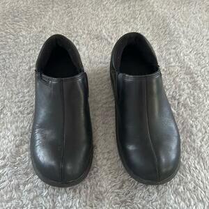 CROCS leather clogs black‎